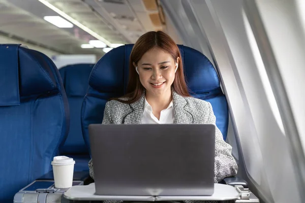 Traveling Technology Flying First Class Pretty Young Asian Businees Woman — Stock Photo, Image