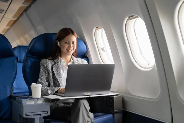 Close Hand Business Asian Woman Uses Laptop While Flying Airplane — Stock Photo, Image