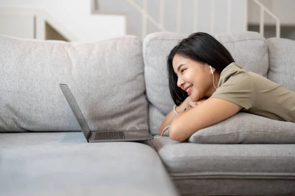 Mulher Relaxada Usando Laptop Sala Estar Gostando Trabalhar Compras Internet — Fotografia de Stock