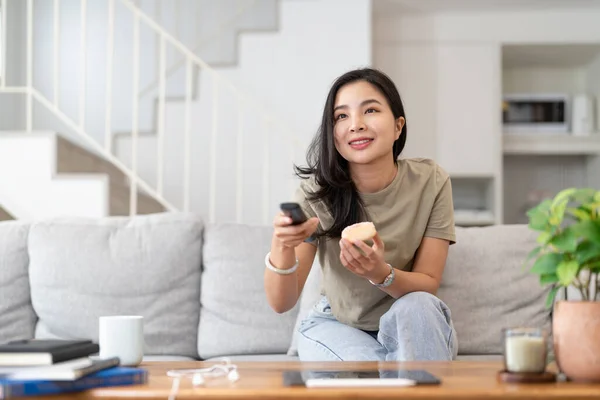 Afbeelding Van Een Mooie Aziatische Vrouw Zoek Naar Kanaal Met — Stockfoto