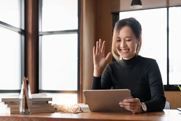 Ευτυχισμένη Νεαρή Ασιάτισσα Γυναίκα Κουνώντας Χέρι Κρατώντας Ψηφιακό Tablet Τηλεδιάσκεψη — Φωτογραφία Αρχείου