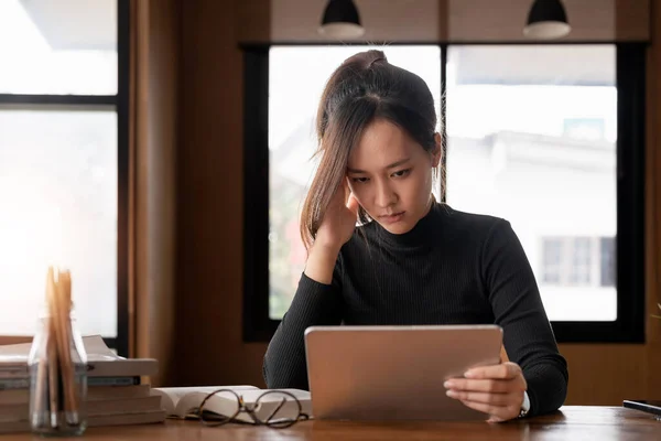 Cansado Jovem Asiático Mulher Escritório Trabalhando Com Digital Tablet Mesa — Fotografia de Stock