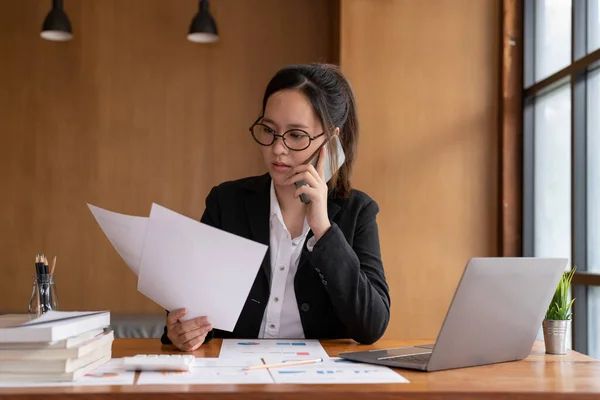 Πολυάσχολη Λογίστρια Γυναίκα Που Κάνει Call Phone Στο Γραφείο Και — Φωτογραφία Αρχείου
