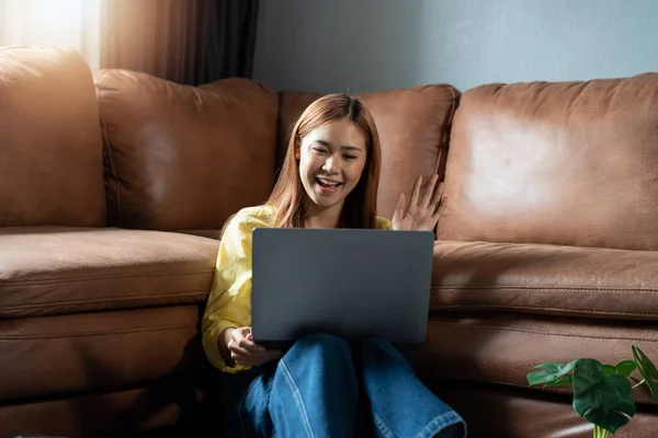 Jovem Mulher Asiática Usando Vídeo Chat Laptop Casa — Fotografia de Stock