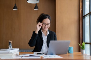 İş kadını, ofis ve iş geçmişinde, vergi, muhasebe, istatistik ve analitik araştırma kavramında matematik finansmanı için hesap makinesi kullanıyor..