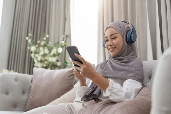 Retrato Bela Mulher Muçulmana Asiática Sleepwear Assistindo História Line Telefone — Fotografia de Stock