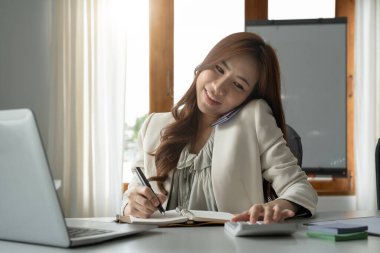 İşletme muhasebecisi meşgul bir kadın ofiste ve iş yerinde arama yapıyor arka plan, vergi, muhasebe, istatistik ve analitik araştırma konsepti.