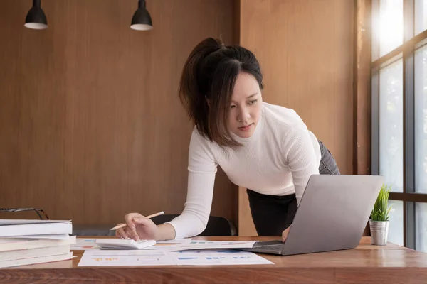 Buchhalterin Wirtschaftsprüferin Selbstständige Finanzen Und Investitionen Steuerberechnung Und Haushalt Portrait — Stockfoto