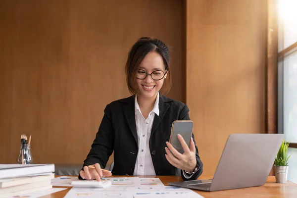 Mulher Asiática Segurando Telefone Inteligente Usar Calculadora Para Contabilidade Financeira — Fotografia de Stock