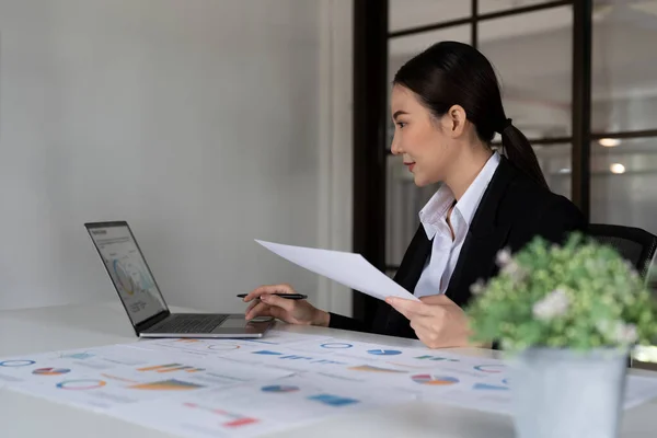 아시아 사업가의 초상화 Desk Sitting Laptop Computer Office 상거래를 관리자 — 스톡 사진