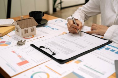 gayrimenkul yatırımları ve ev sigortası sözleşmeleri imzalayan ajanlar, müşterilerin satın almalarını onaylayan ev sigortası anlaşmalarına uygun olarak,.