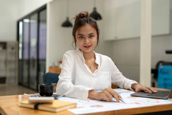 Portrait Charming Successful Cheerful Asian Girl Working Remotely Creating Finance — Stockfoto