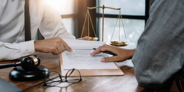 Client Klant Ondertekening Contract Het Bespreken Van Business Met Juridische — Stockfoto