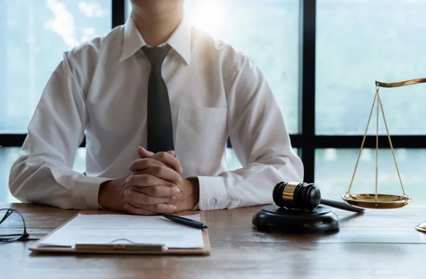 Sluit Business Advocaat Man Contact Opnemen Met Blad Met Contract — Stockfoto