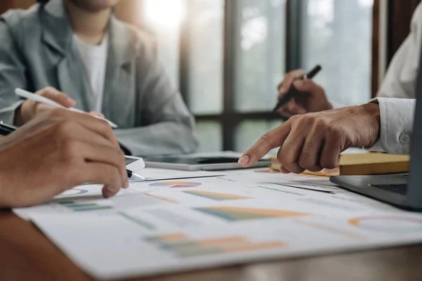 Los Colegas Del Equipo Empresarial Reúnen Con Inversor Profesional Conferencia — Foto de Stock