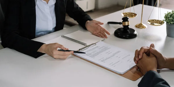 Empresario Abogada Juez Consultan Teniendo Reunión Equipo Con Cliente Concepto —  Fotos de Stock