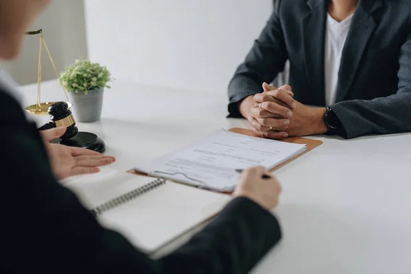 Buena Cooperación Servicio Consulta Empresaria Abogada Masculina Consejera Juez Teniendo —  Fotos de Stock