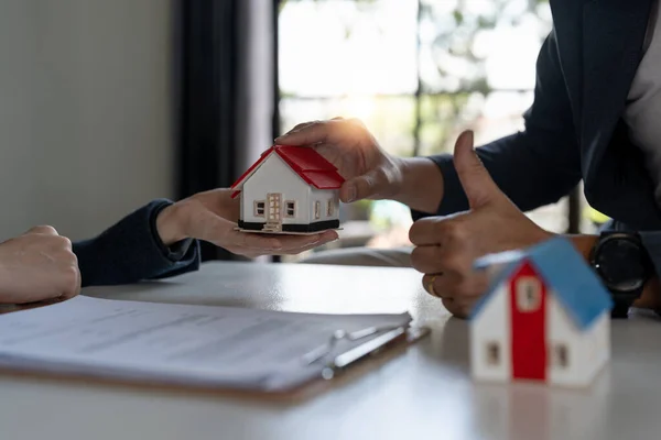 Empresa Imobiliária Para Comprar Casas Terrenos Estão Entregando Chaves Casas — Fotografia de Stock