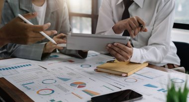 İş adamları iş stratejileri planlamak için veri analizi rakamları için toplanıyorlar. İş tartışması kavramı.