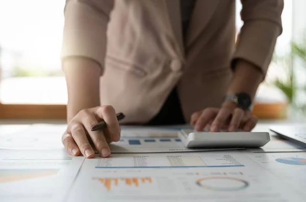 Sluiten Van Zakenvrouw Accountant Hand Holding Pen Werken Aan Rekenmachine — Stockfoto