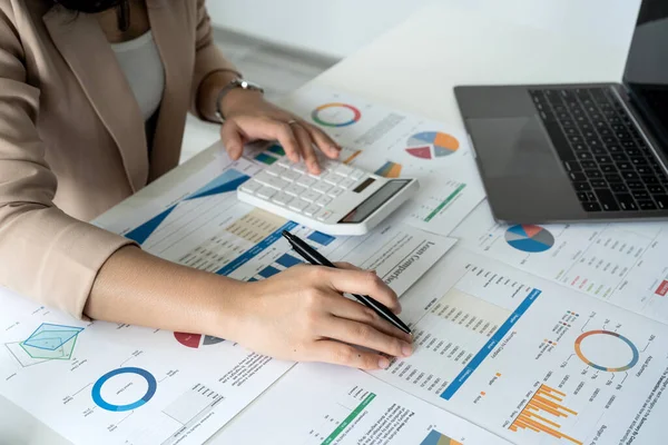 Businesswoman Working Desk Office Using Calculator Calculate Numbers Finance Accounting — Stock Photo, Image