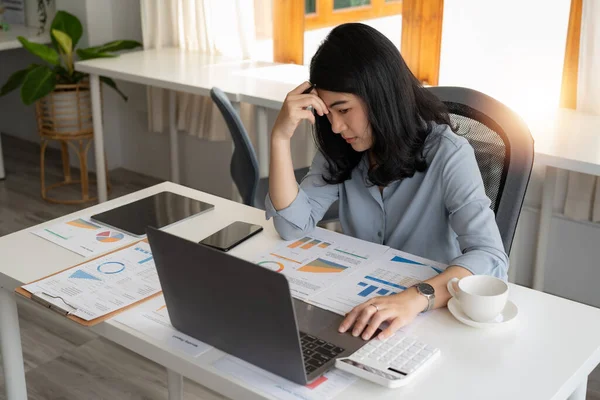 Junge Asiatin Arbeitet Mit Laptop Und Taschenrechner Büro Und Sieht — Stockfoto