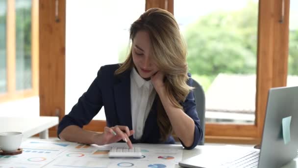 Attractive Asian Accountant Banker Making Calculations Home Finances Investment Economy — Vídeo de stock