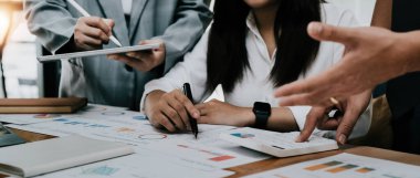 Toplantı odasındaki mali raporun analizi ve tartışılması için Asyalı iş danışmanı toplantısı. Yatırım Danışmanı, Mali Danışman ve Muhasebe Konsepti.