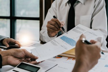 Stratejik planlama danışmanlık toplantılarında yapılan tartışmalar sırasında yeni fikirler sunmak ve profesyonel finans yatırımcılarına rapor vermek ve yeni iş projeleri üzerinde beyin fırtınası yapmak.