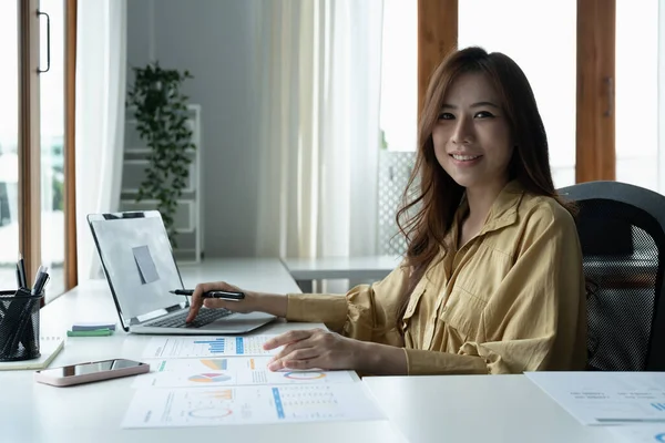 Portrait Beautiful Happy Female Accountant Sitting Her Workplace Office Smiling — 스톡 사진