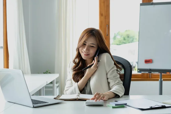 Şletme Muhasebecisi Meşgul Bir Kadın Ofiste Yerinde Arama Yapıyor Arka — Stok fotoğraf