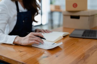 Ofiste matematik finansmanı için hesap makinesi ve laptop kullanan bir kadın. vergi, muhasebe, istatistik ve analitik araştırma kavramı.