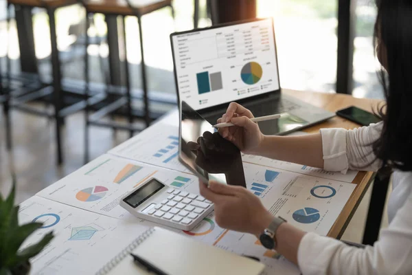 Female Businesswoman Analyzing Business Report Office — Stock Photo, Image