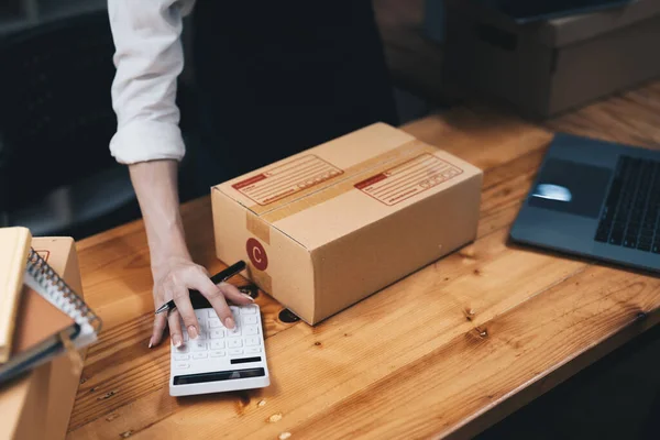 Business Entrepreneur Use Calculator Laptop His Desk —  Fotos de Stock