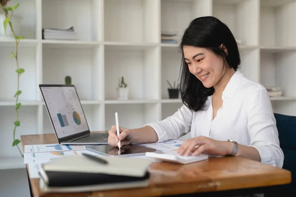 Business Woman Working Digital Tablet Accounting Financial Office — ストック写真