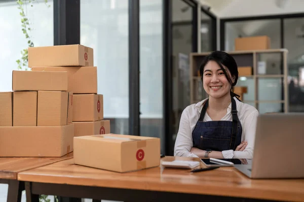 Asian Entrepreneurs Small Business Sme Independent Online Marketing Packing Boxes — Fotografia de Stock