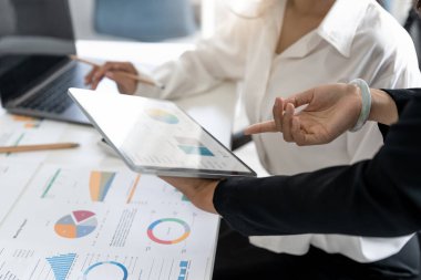 İş adamları iş stratejileri planlamak için veri analizi rakamları için toplanıyorlar. İş tartışması kavramı.