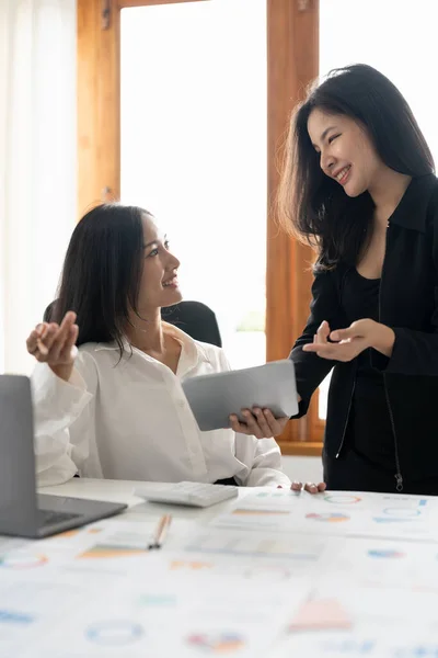 Zakenmensen Vergaderen Voor Analyse Data Cijfers Zakelijke Strategieën Plannen Ondernemingsconcept — Stockfoto