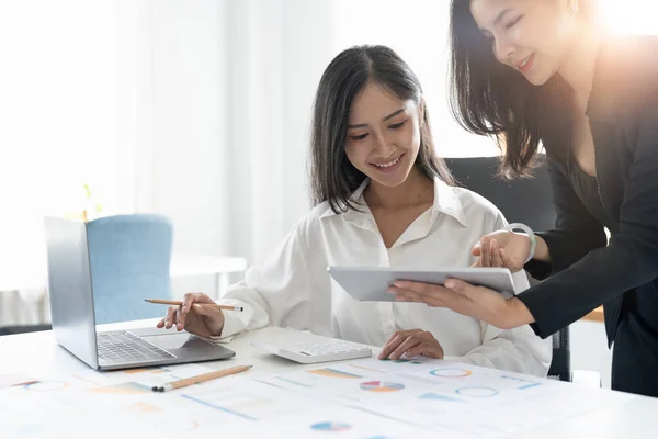 Zakenmensen Vergaderen Voor Analyse Data Cijfers Zakelijke Strategieën Plannen Ondernemingsconcept — Stockfoto