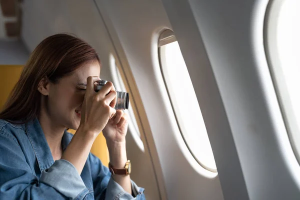 Beautiful Asian Woman Take Photo Camera Airplane — 图库照片