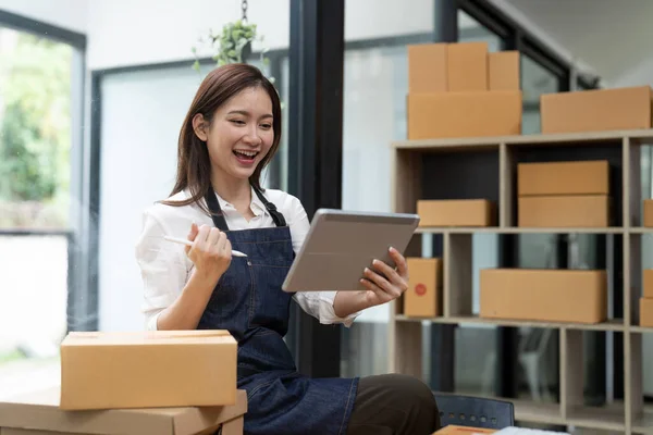 Success Asian Woman Her Hand Lift Online Marketing Packaging Box —  Fotos de Stock