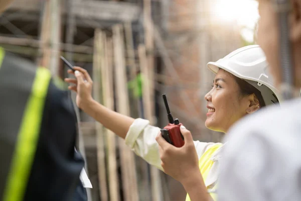 Asian Female Engineer Using Radio Ordering Work Construction Project Site — Stock fotografie