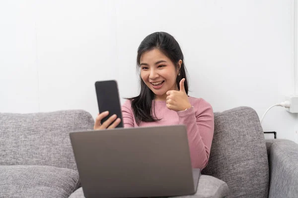 Happy Teen Girl Using Smartphone App Enjoying Online Virtual Chat — Fotografia de Stock