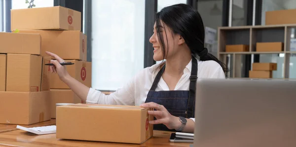 Smiling Entrepreneur Checking Order Delivery Box Work Desk Home — Stock fotografie