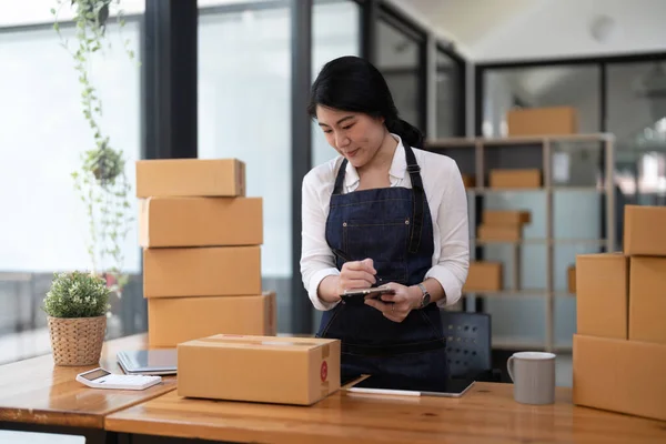 Asian Young Woman Working Box Home Workplace Start Small Business — Foto de Stock