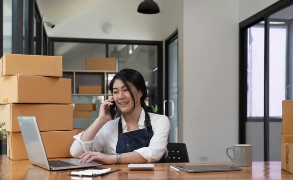 Online Business Owner Taking Phone Orders Customers Negotiating Delivery — Foto de Stock