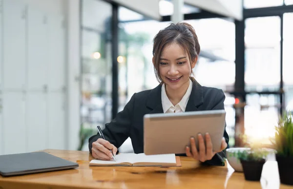 Businesswoman Using Digital Tablet Pen Take Notes Office — 스톡 사진