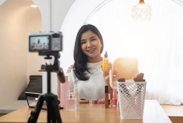 Genç Güzel Asyalı Kadın Profesyonel Güzellik Makyaj Sanatçısı Vlogger Veya — Stok fotoğraf