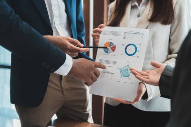 İş adamları iş stratejileri planlamak için veri analizi rakamları için toplanıyorlar. İş tartışması kavramı.