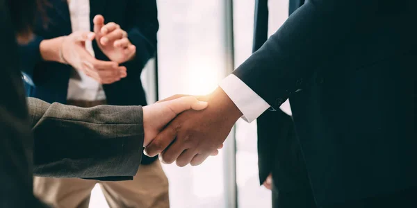 Geschäftsmann Handschlag Für Teamwork Bei Unternehmensfusion Und Übernahme — Stockfoto